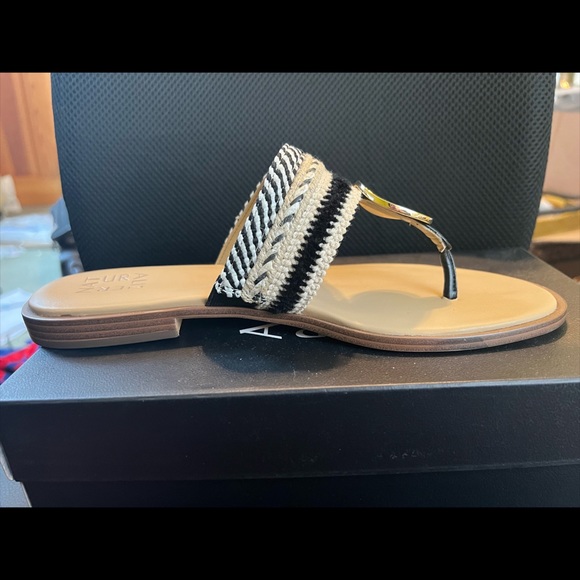 Naturalizer - Frankie Thong Sandal - Picture 2 of 5